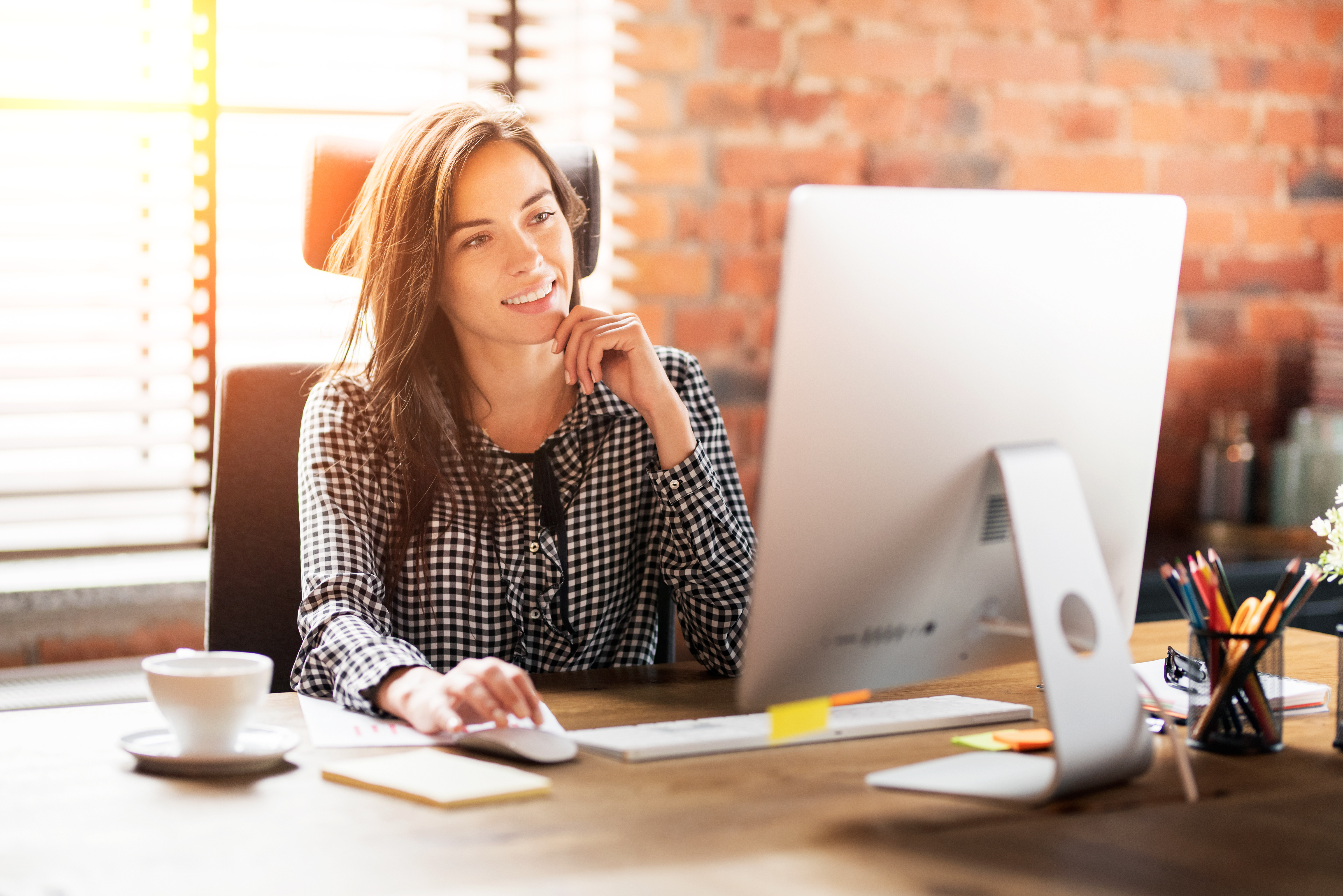 Un écran d'ordinateur se connecte à votre ordinateur portable ou de bureau et vous permet de travailler, de jouer, de jouer, de naviguer et de créer sur un écran plus grand. © Proxima Studio, Adobe Stock